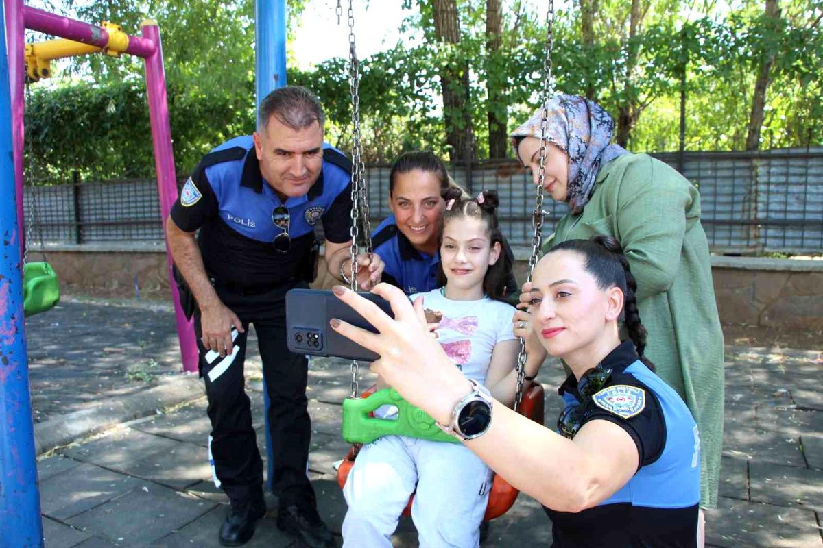 Doğuştan engelli Şilan, polis ablalarının desteğiyle parklara gidebiliyor
