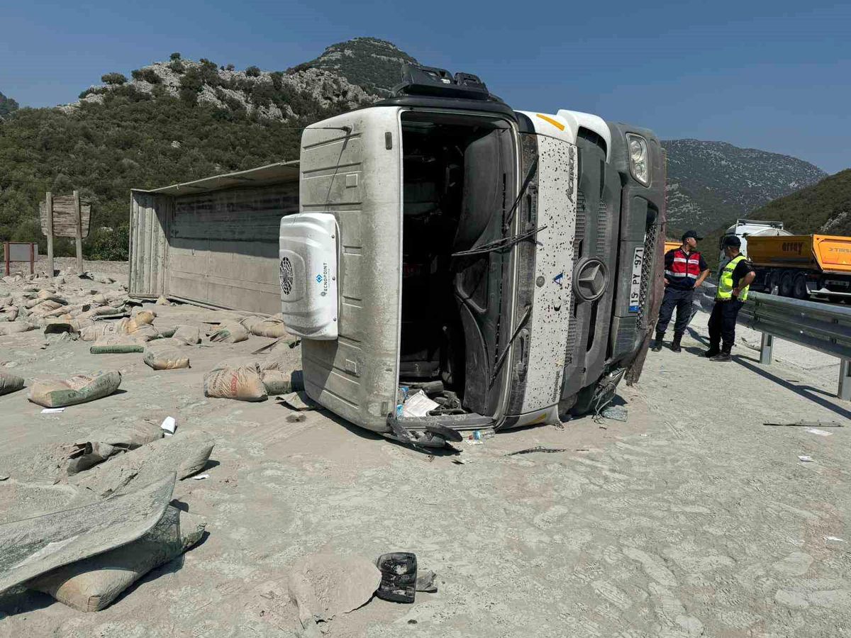 Burdur-Antalya Karayolu Üzerinde Tır Devrildi, Yol Trafiğe Kapandı