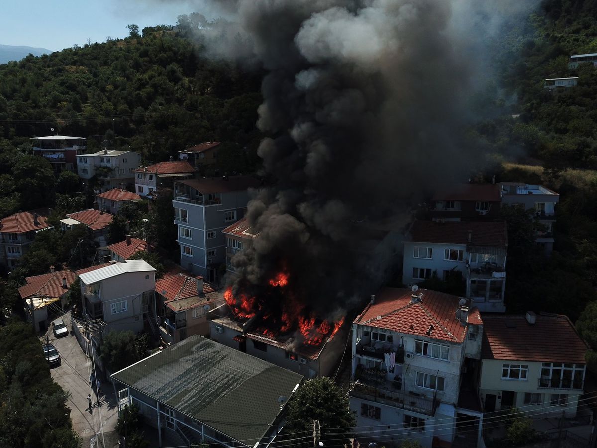 Bursa\'da 3 Katlı Binada Çıkan Yangın Söndürüldü