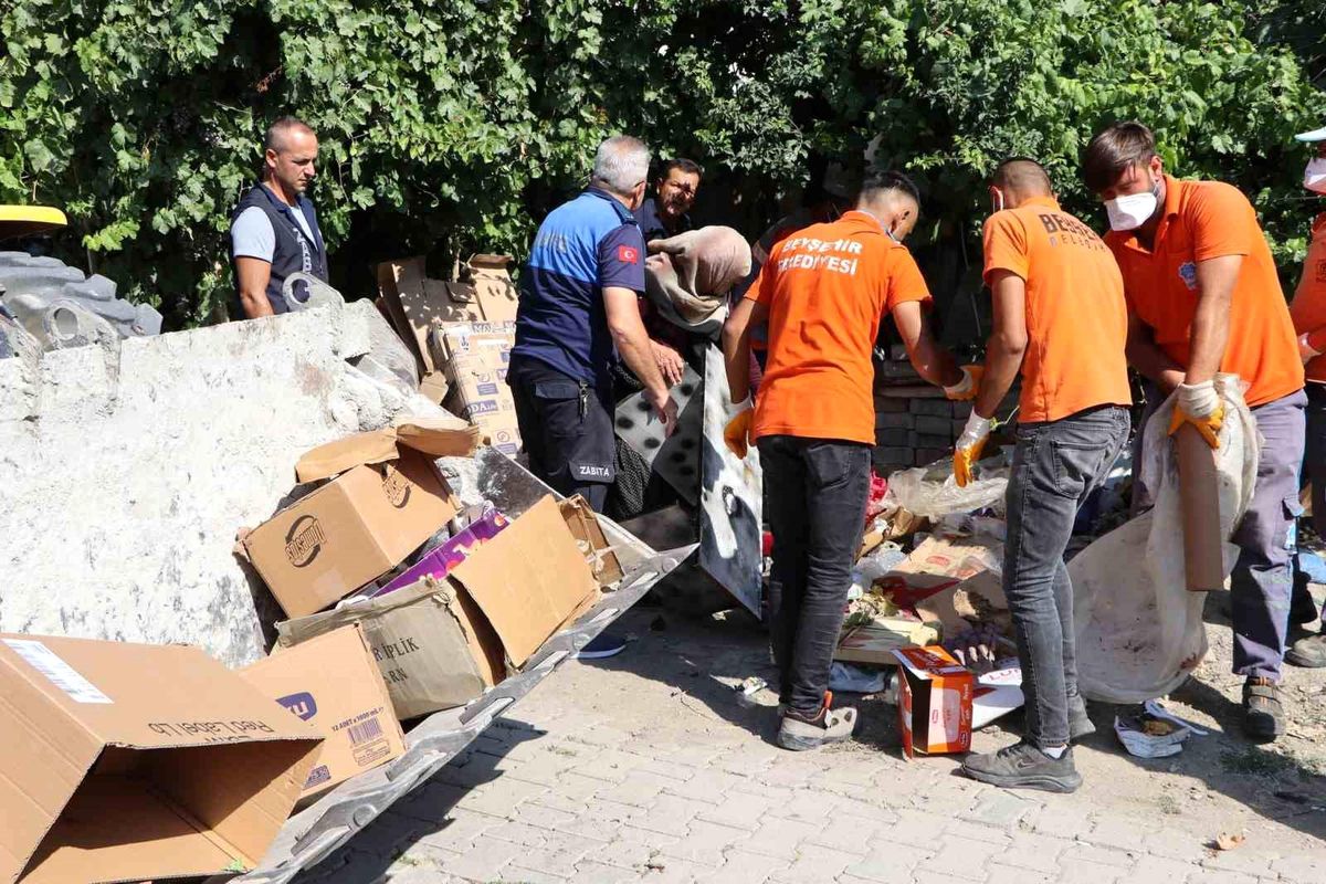 Kötü kokulara neden olan evden 3 kamyon çöp çıkarıldı