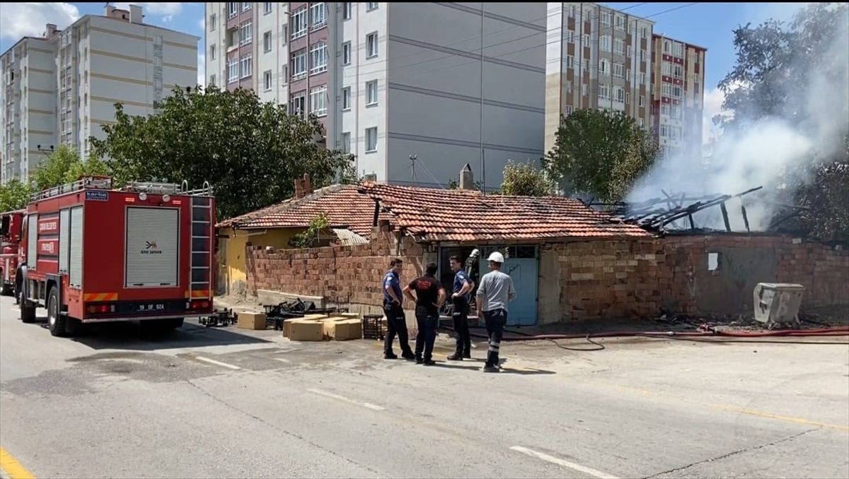 Çorum\'da gecekonduda çıkan yangın itfaiye ekipleri tarafından söndürüldü