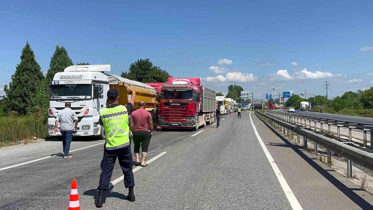 Akyazı\'da Tırın Yola Döktüğü Asit Paniğe Yol Açtı