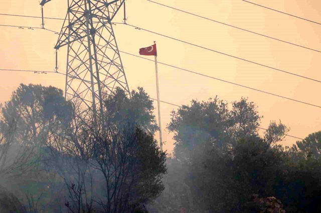 Alevler Türk bayrağına ulaşmasın diye seferber oldular Alevler Türk bayrağına ulaşmasın diye seferber oldular