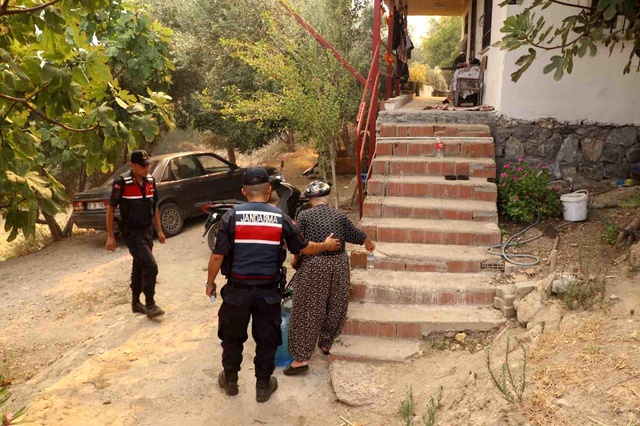 Alevler Türk bayrağına ulaşmasın diye seferber oldular Alevler Türk bayrağına ulaşmasın diye seferber oldular