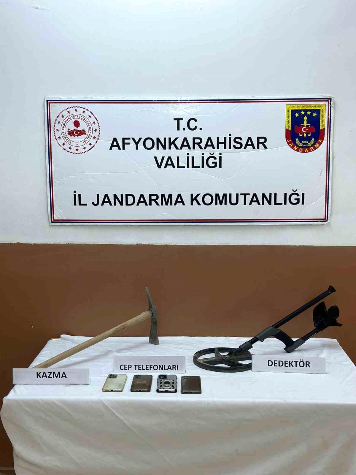 Afyonkarahisar\'da Define Arayan 4 Şahıs Jandarma Tarafından Yakalandı