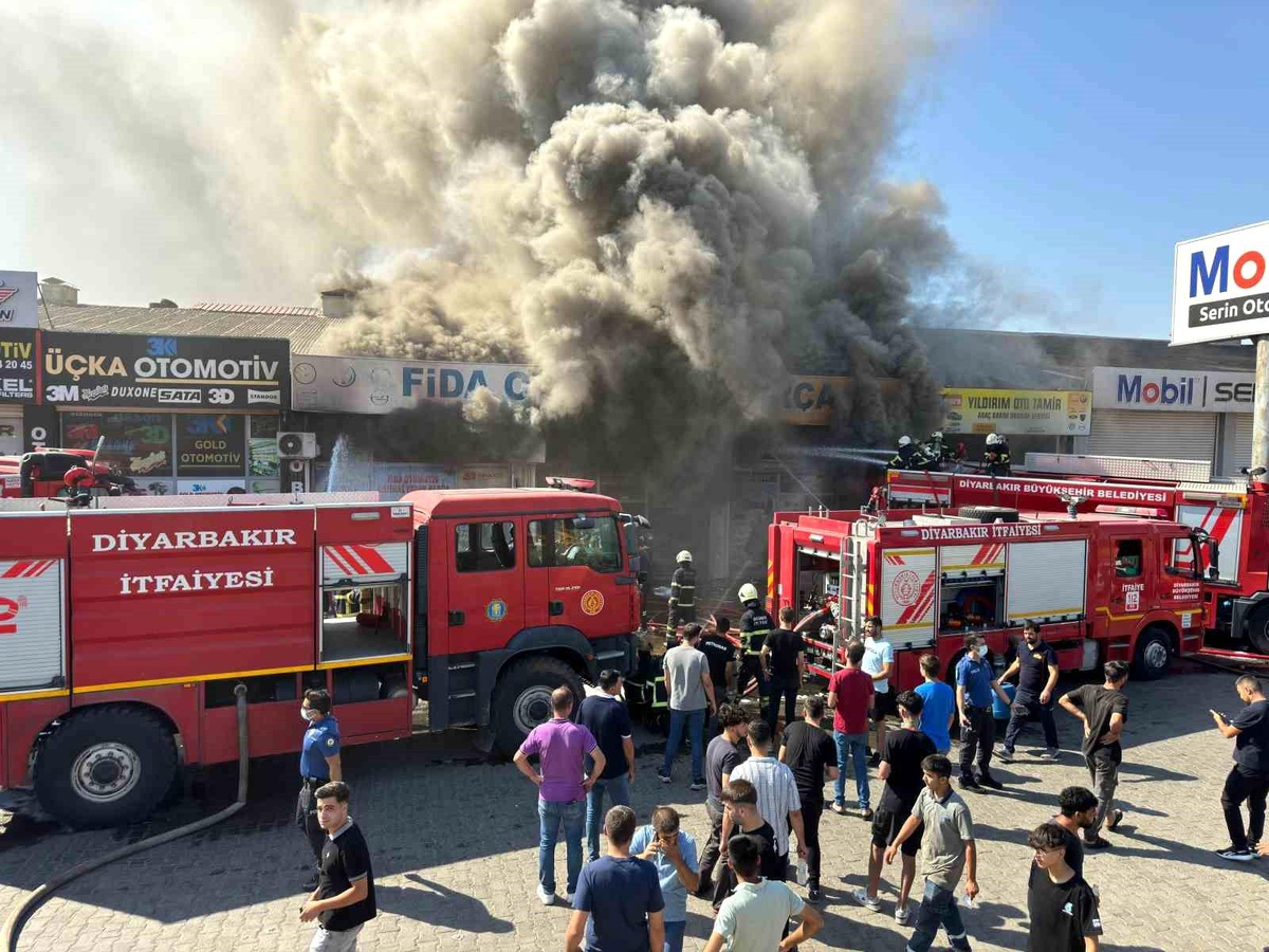 Diyarbakır\'da Sanayi Sitesinde Yangın Çıktı