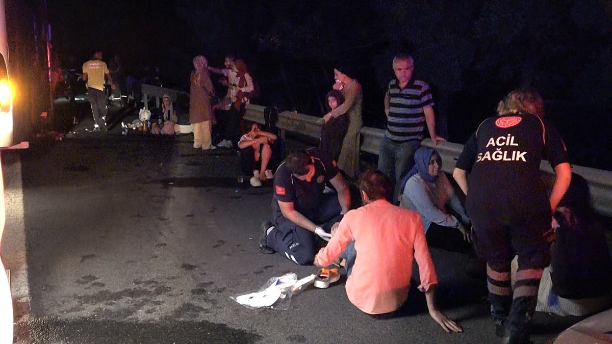 Anadolu Otoyolu\'nda otobüsün TIR\'a çarpması sonucu 25 kişi yaralandı