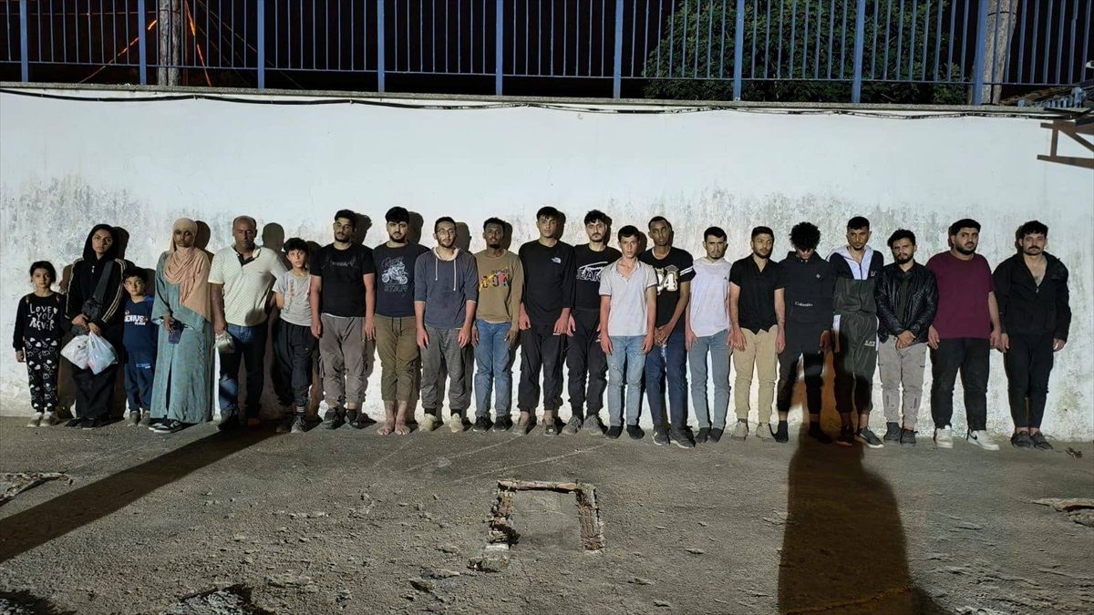 Edirne\'de yasa dışı yollarla yurda giren 30 düzensiz göçmen yakalandı
