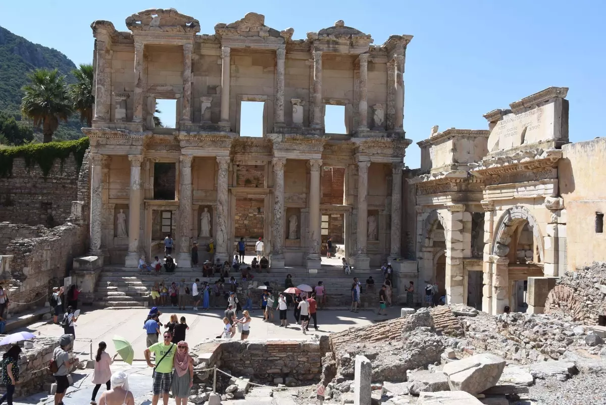 Efes Antik Kenti Türkiye\'de En Çok Ziyaretçi Ağırlayan Müze Oldu