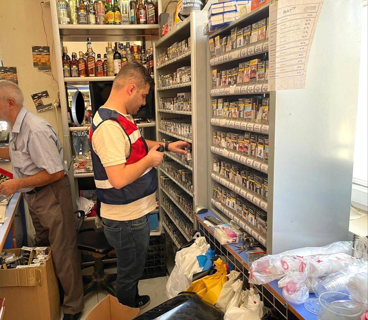 Elazığ\'da Kaçak ve Sahte Alkol Uygulaması: 2 Kişi Yaralandı
