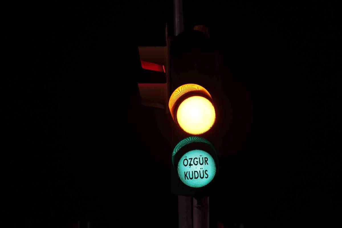 Elazığ\'da trafik ışıklarına \'Özgür Kudüs\' ve \'Katil İsrail\' yazıları yazıldı