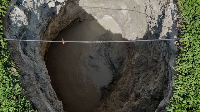 Evlerin arasında obruklar oluşmaya başlayan kent için uzmanlardan uyarı: Acil eylem planı yapılmalı Evlerin arasında obruklar oluşmaya başlayan kent için uzmanlardan uyarı: Acil eylem planı yapılmalı
