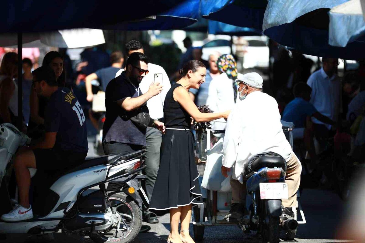 Selçuk Belediye Başkanı Filiz Ceritoğlu Sengel, Pazar Yerinde Vatandaşlarla Buluştu