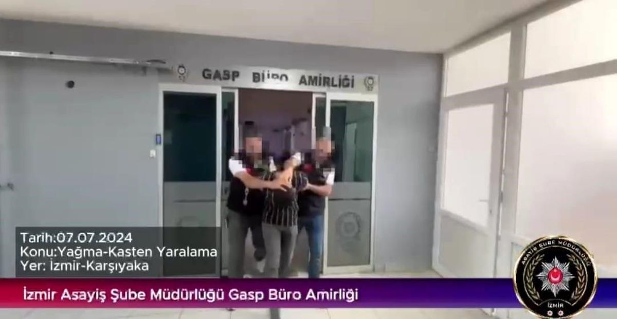 İzmir Karşıyaka\'da Şüphelilerin Gasp Anı Güvenlik Kamerasına Yansıdı
