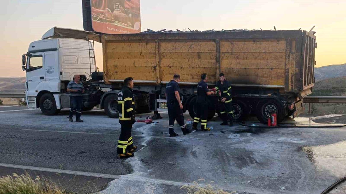 Kırıkkale\'de Hafriyat Kamyonunun Lastikleri Alev Aldı