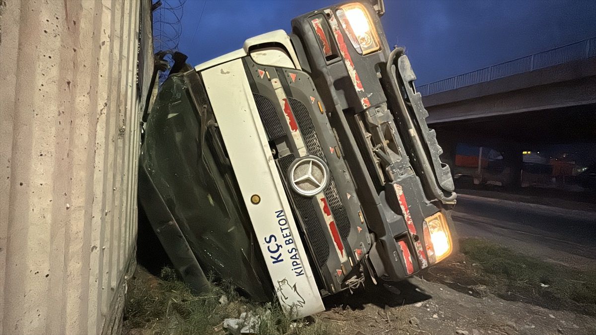 İskenderun\'da beton pompası devrildi, sürücü hafif yaralandı