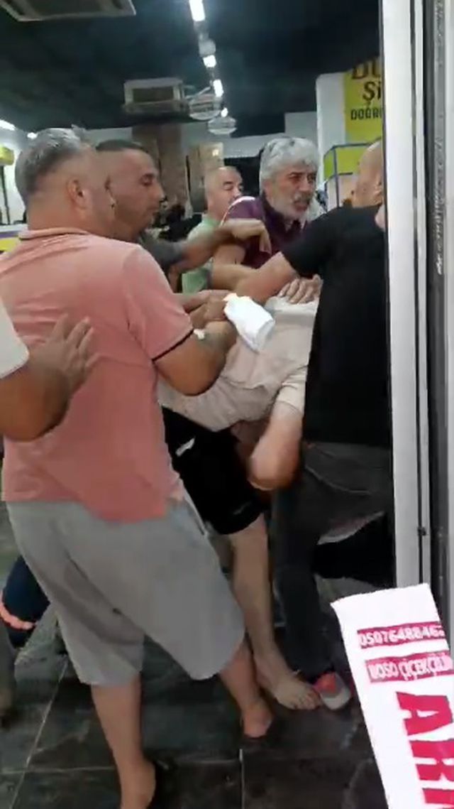 Ucuzluk kavgası! Vatandaşlar tekme tokat birbirlerine girdi Ucuzluk kavgası! Vatandaşlar tekme tokat birbirlerine girdi