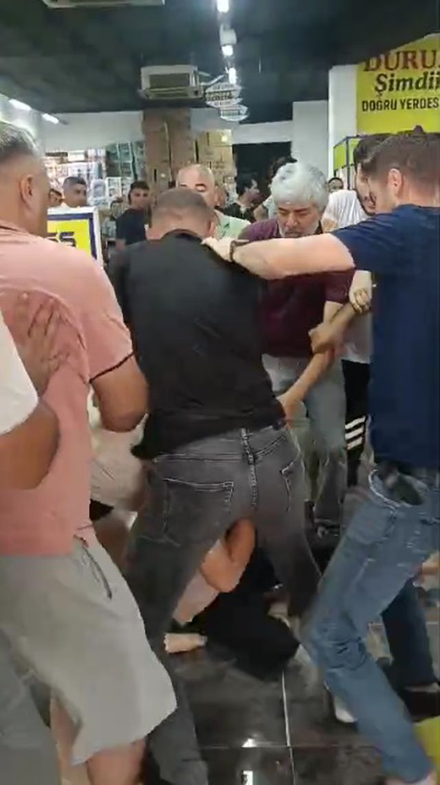 Ucuzluk kavgası! Vatandaşlar tekme tokat birbirlerine girdi Ucuzluk kavgası! Vatandaşlar tekme tokat birbirlerine girdi