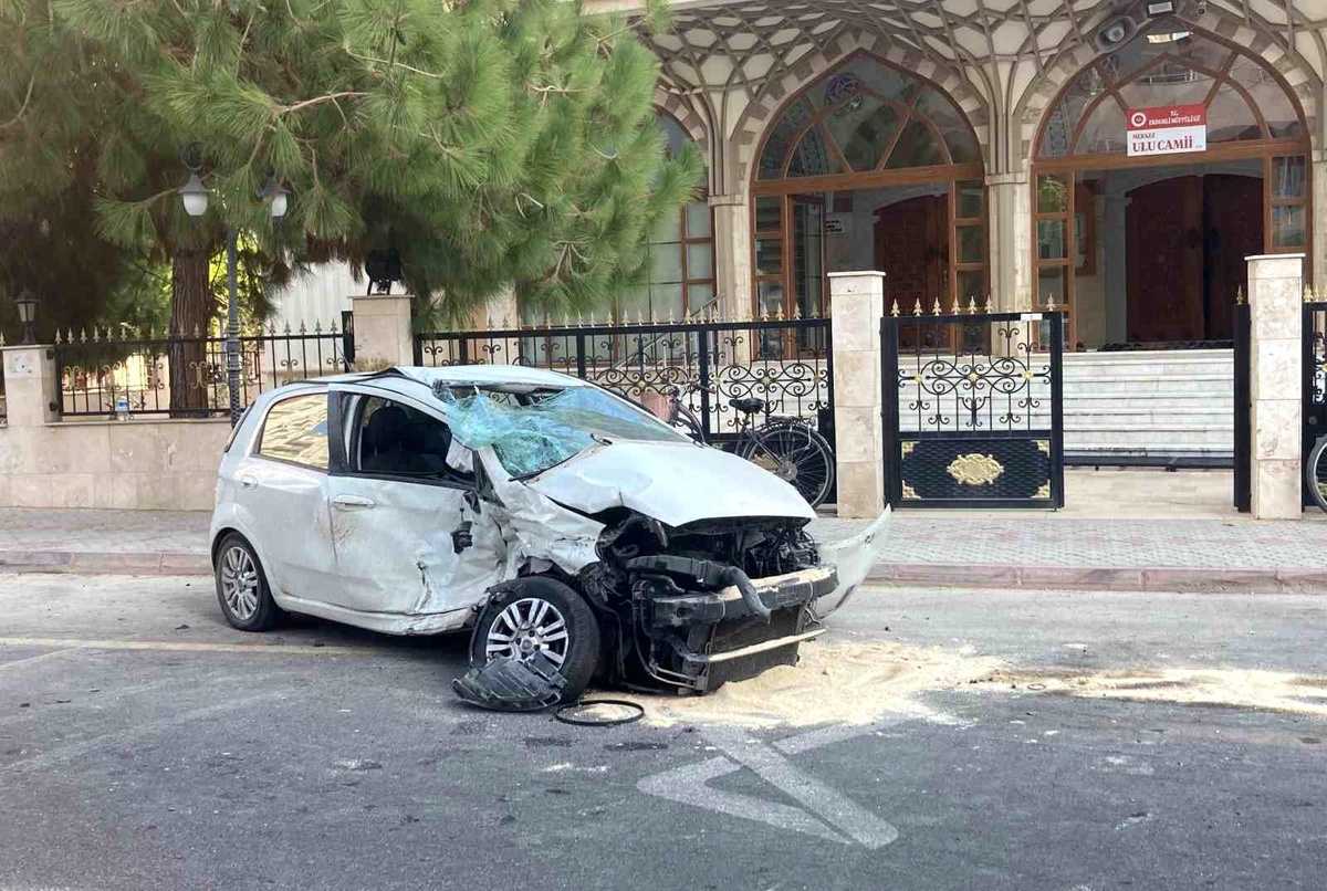 Mersin\'de otomobil cami duvarını yıktı, 3 kişi yaralandı