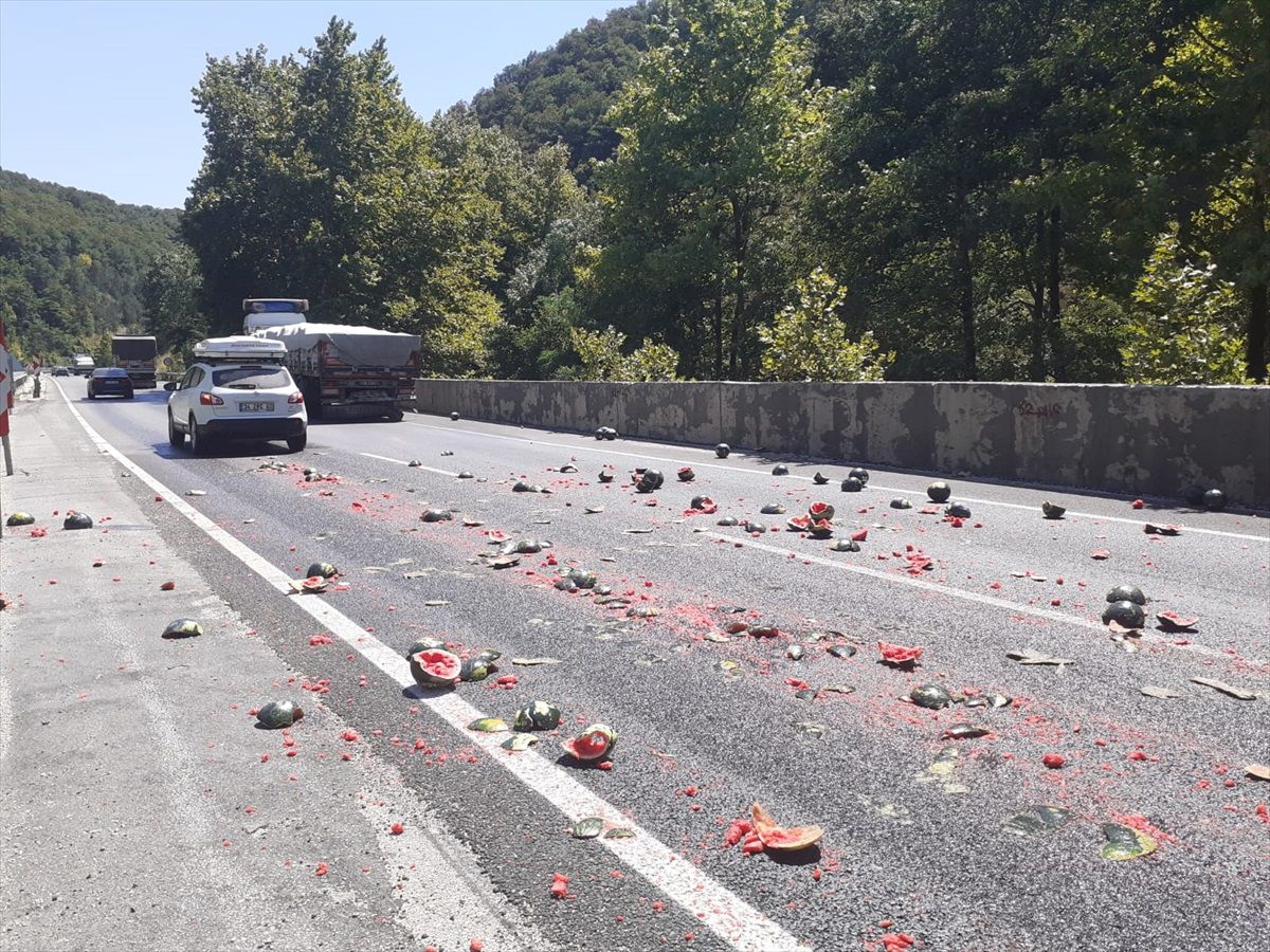 İnegöl\'de Yola Saçılan Karpuzlar Trafiği Tehlikeye Soktu