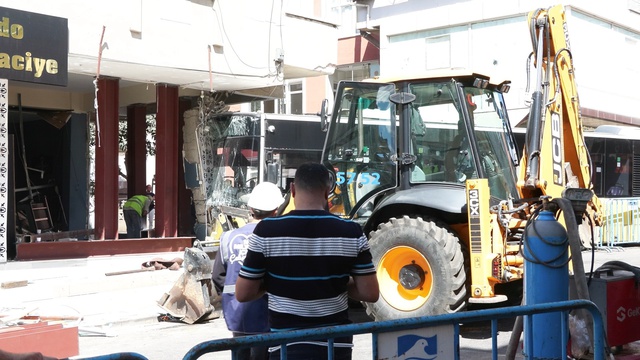 İETT otobüsünün çarptığı 4 katlı bina kontrollü şekilde yıkılacak İETT otobüsünün çarptığı 4 katlı bina kontrollü şekilde yıkılacak