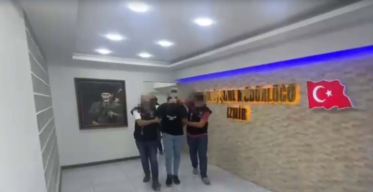İzmir\'de Darbedip Gasbeden 3 Şüpheli Tutuklandı