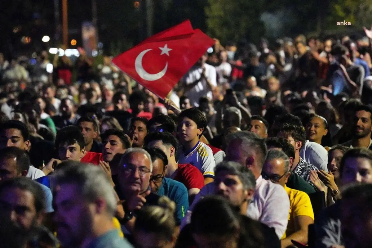 İzmir Büyükşehir Belediyesi, Türkiye A Milli Kadın Voleybol Takımı\'nın İtalya ile karşılaşacağı yarı final maçı için dev ekran kuracak