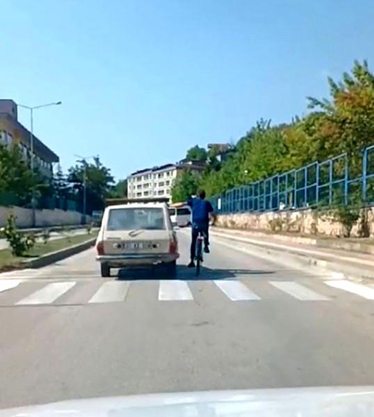 Kastamonu\'da Bisikletli Otomobilden Tutunarak İlerledi