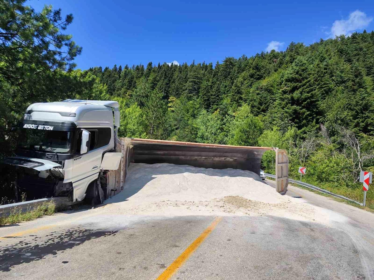 Safranbolu\'da kum dolu tır dorsesi devrildi, yol tekrar açıldı