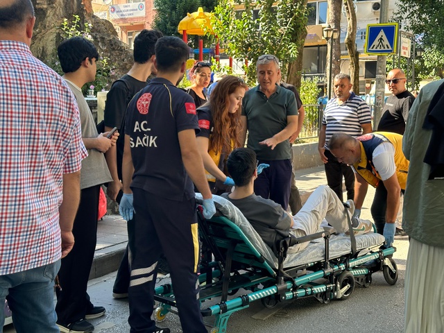 Sokak ortasında rastgele 4 kişiyi bıçaklayan şüpheli yakalandı! Derdi buymuş Sokak ortasında rastgele 4 kişiyi bıçaklayan şüpheli yakalandı! Derdi buymuş