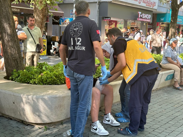 Sokak ortasında rastgele 4 kişiyi bıçaklayan şüpheli yakalandı! Derdi buymuş Sokak ortasında rastgele 4 kişiyi bıçaklayan şüpheli yakalandı! Derdi buymuş