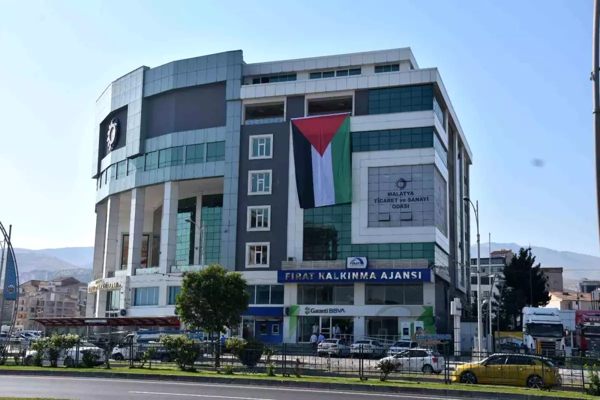 Malatya Ticaret ve Sanayi Odası İsrail\'in Gazze saldırılarına dikkat çekmek için Filistin bayrağı astı