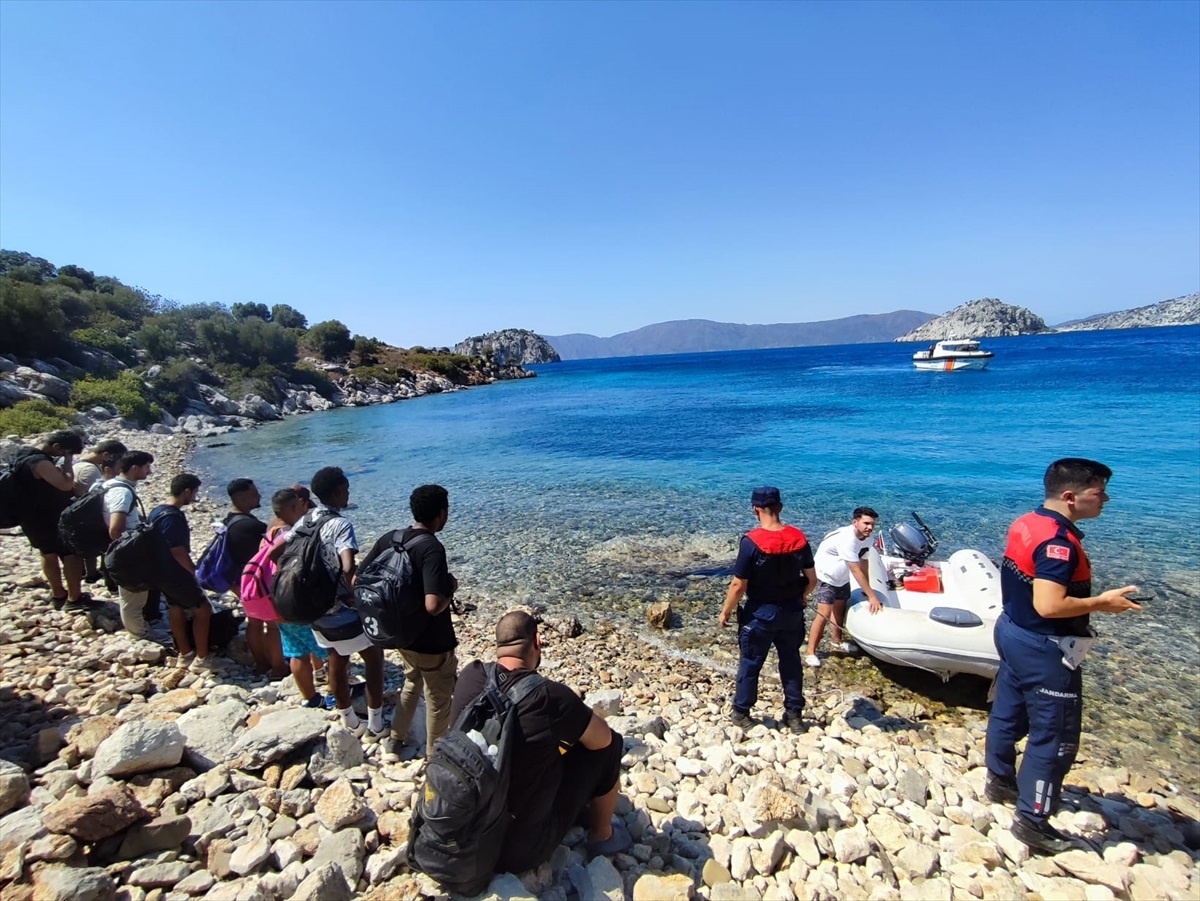 Marmaris\'te 13 düzensiz göçmen ve 2 kaçakçılık şüphelisi yakalandı