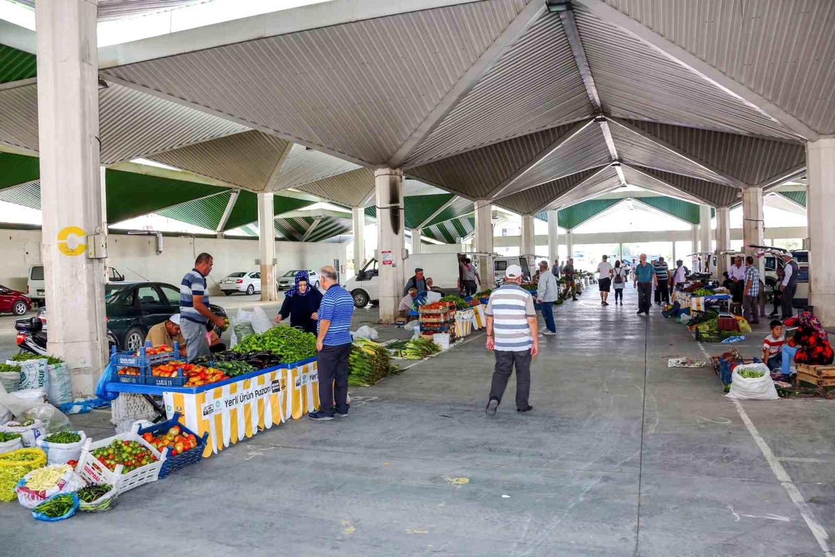 Konya\'da Yerli Ürün Pazarı Vatandaşların Beğenisini Kazanıyor