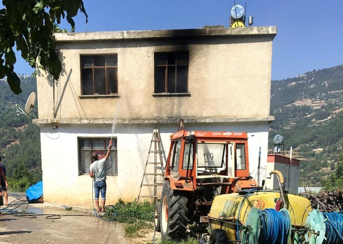 Mersin Erdemli\'de çıkan ev yangını söndürüldü
