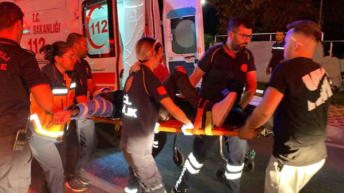 İzmit\'te Motosiklet Kırmızı Işıkta Bekleyen Otomobile Çarptı