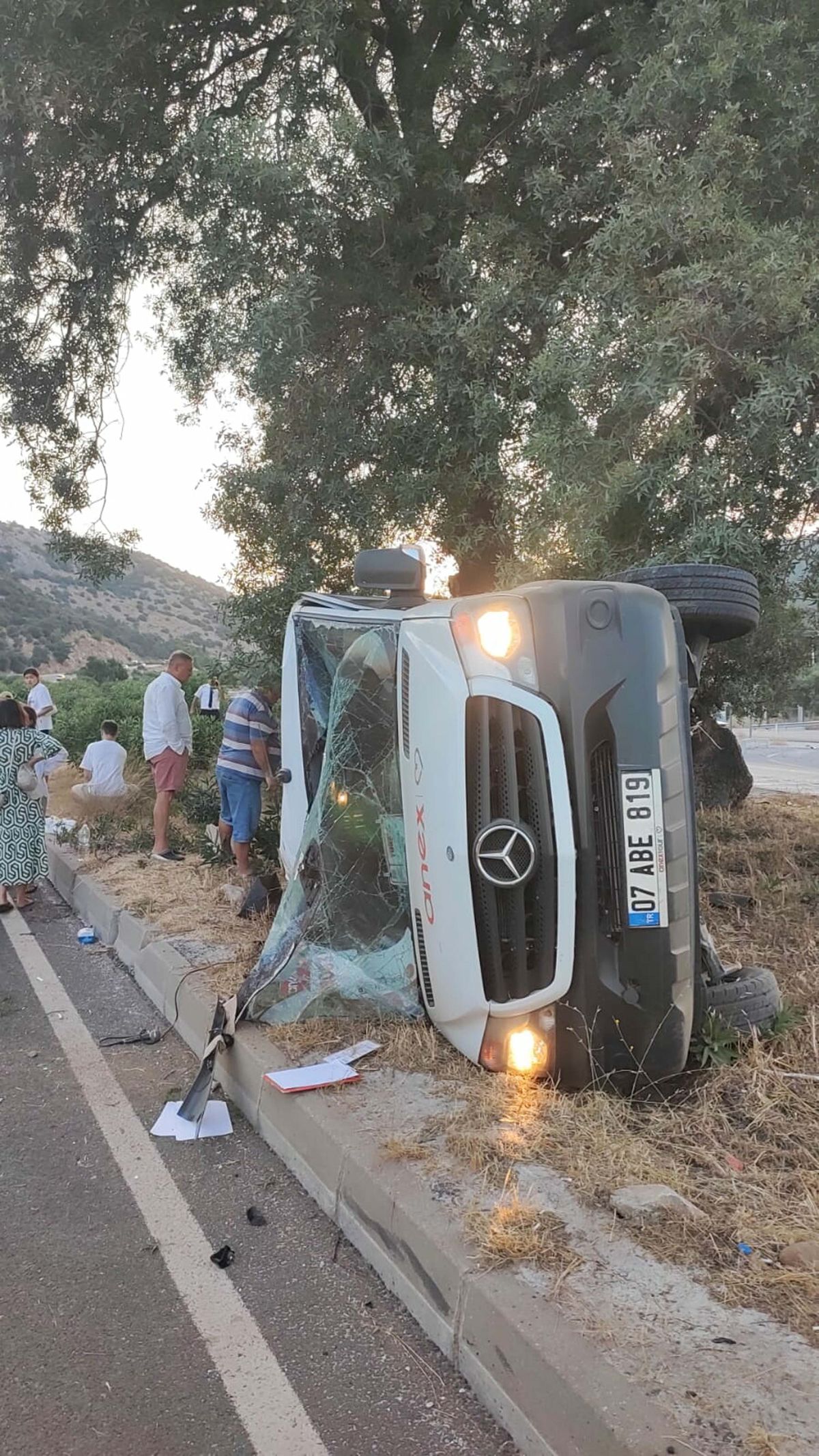 Muğla\'da Tur Minibüsüne Hafriyat Kamyonu Çarptı: 6 Turist Yaralandı