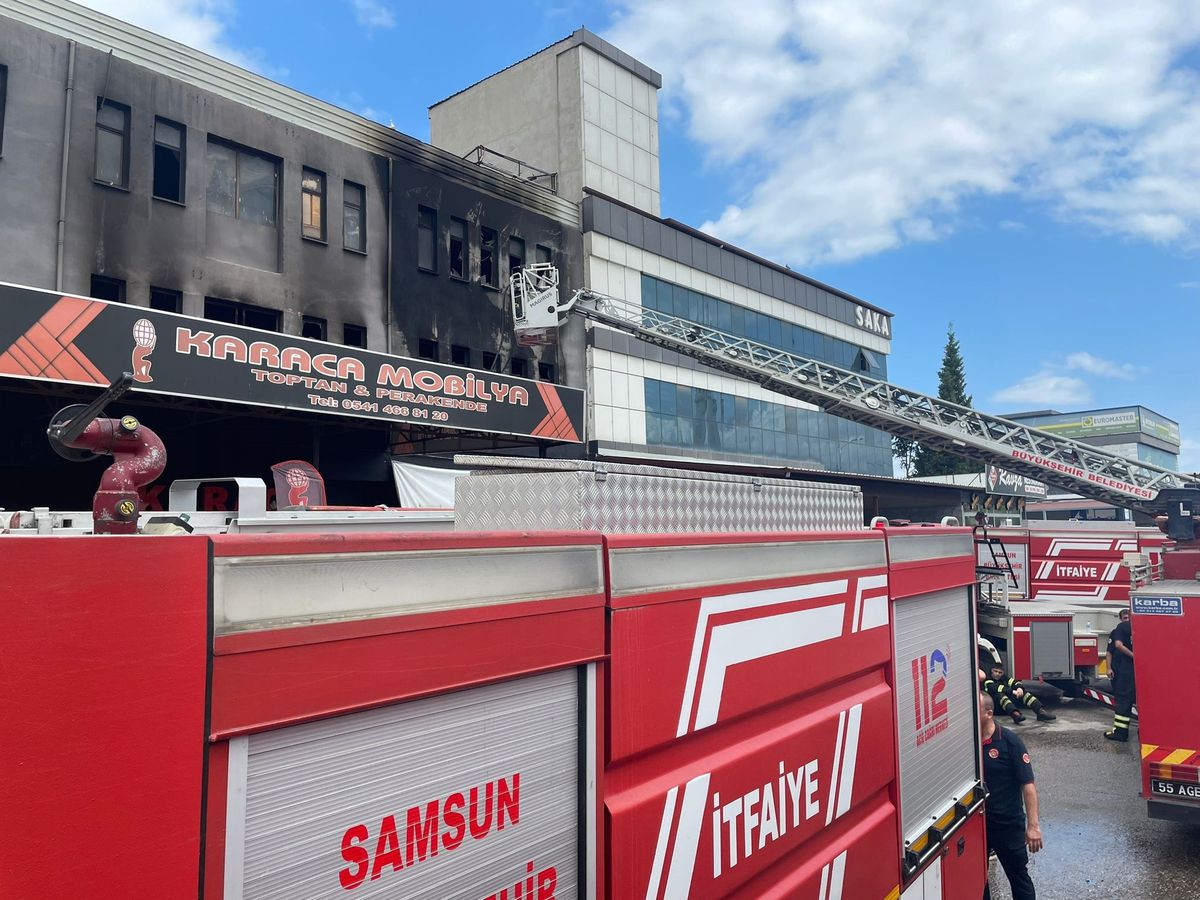 Samsun\'da Mobilya İmalathanesinde Yangın Çıktı