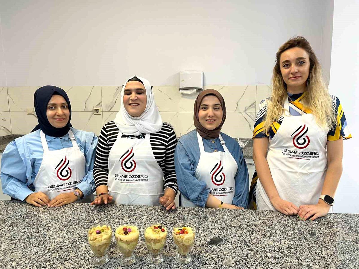 Kayseri\'de Engelsiz Yaşam Merkezi\'nde Öğrenciler Tatlı Yaptı ve Türkü Söyledi