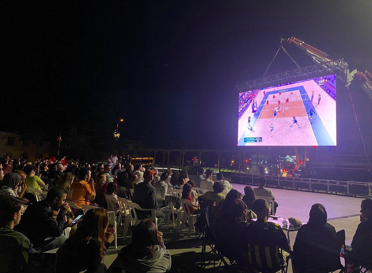 Paris 2024 Olimpiyat Oyunları\'nda Türkiye-İtalya Kadınlar Voleybol Yarı Finali Bilecik\'te İzlendi