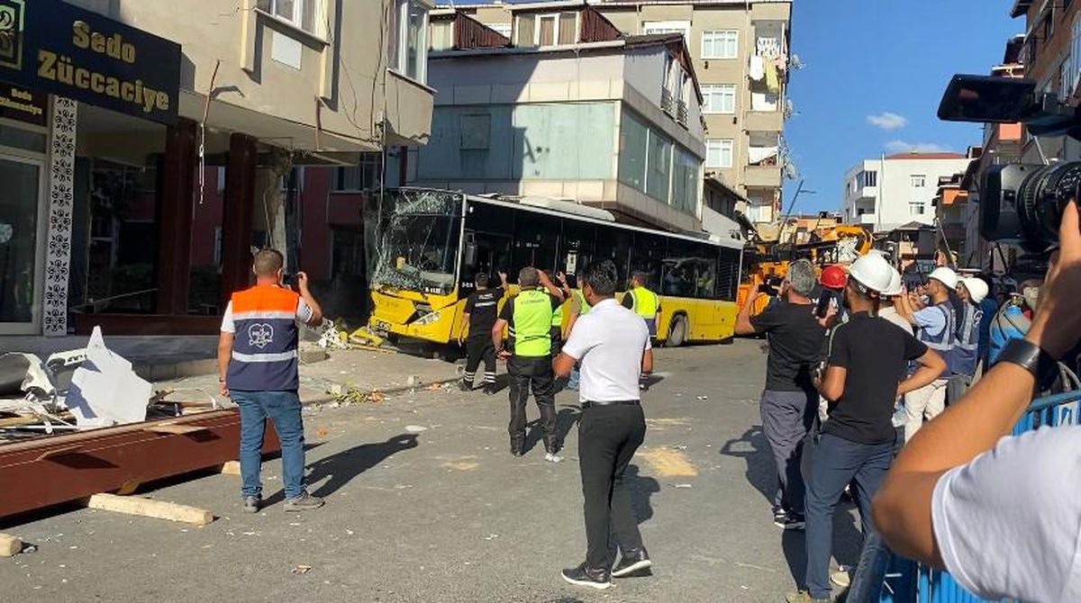 İETT Otobüsü Pendik\'te Bir Binaya Çarptı