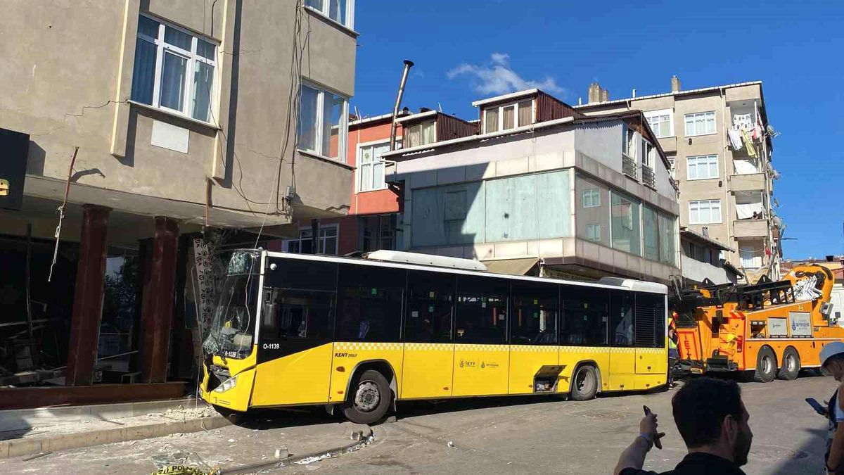 Pendik\'te İETT otobüsü binaya çarptı, hasarlı bina güçlendirildikten sonra çekici yardımıyla kaldırıldı