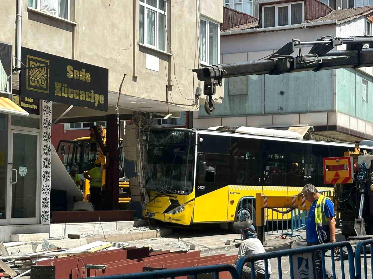 Pendik\'te İETT Otobüsü Dükkana Çarptı: 6 Yaralı