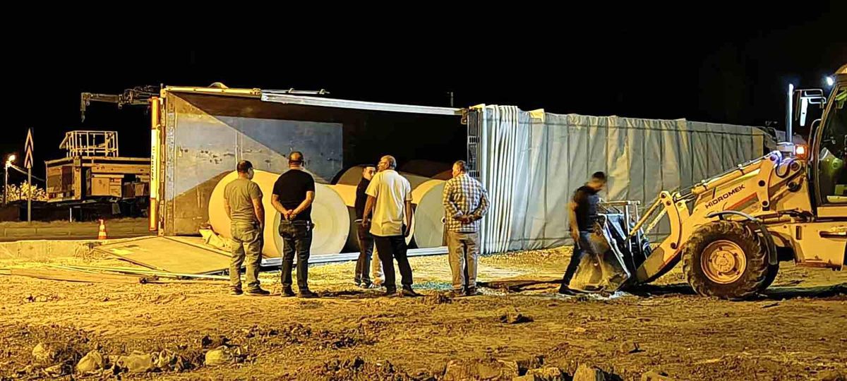 Afyonkarahisar\'da Rulo Kağıt Taşıyan Tır Devrildi