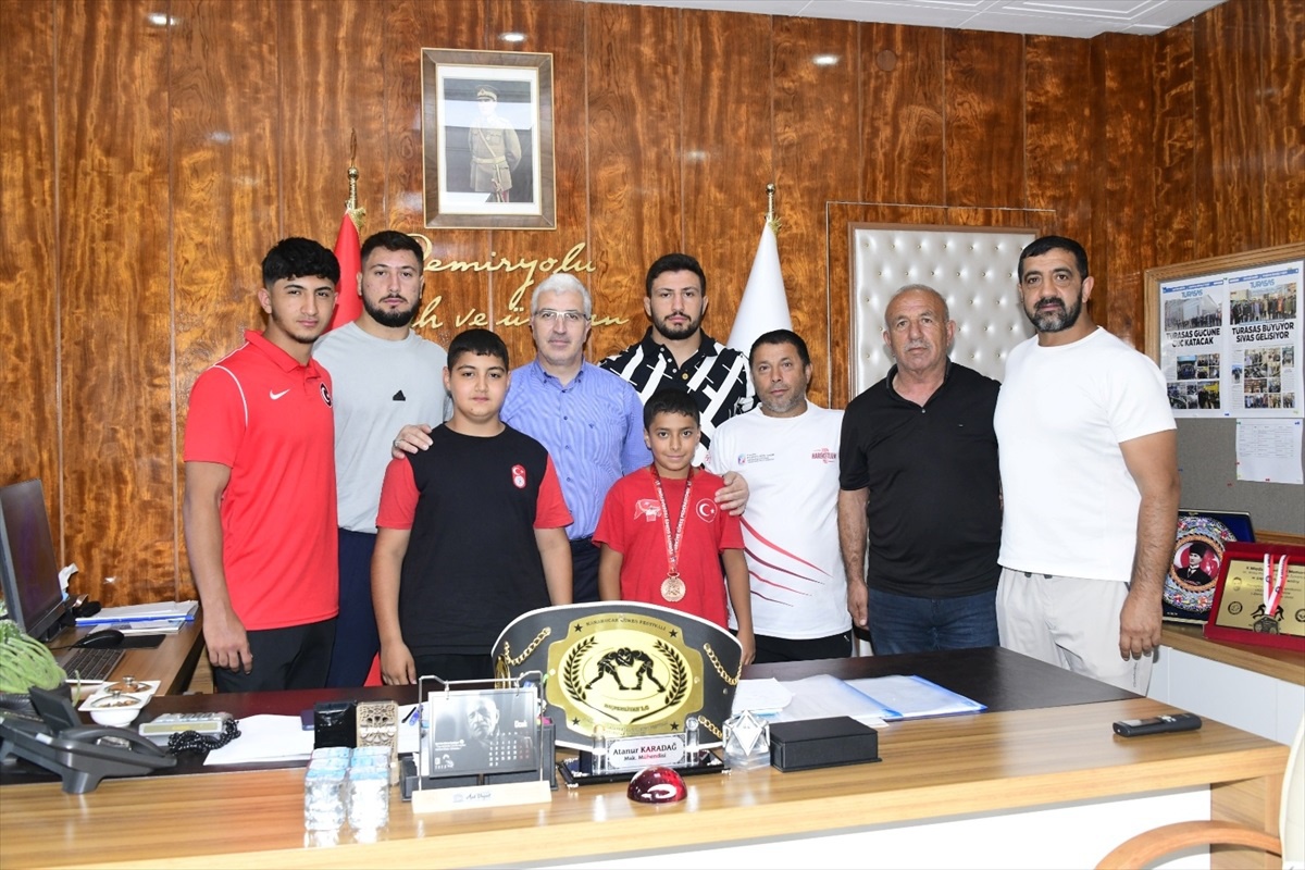TÜRASAŞ Başkanı Atanur Karadağ, başarılı sporcuları ödüllendirdi