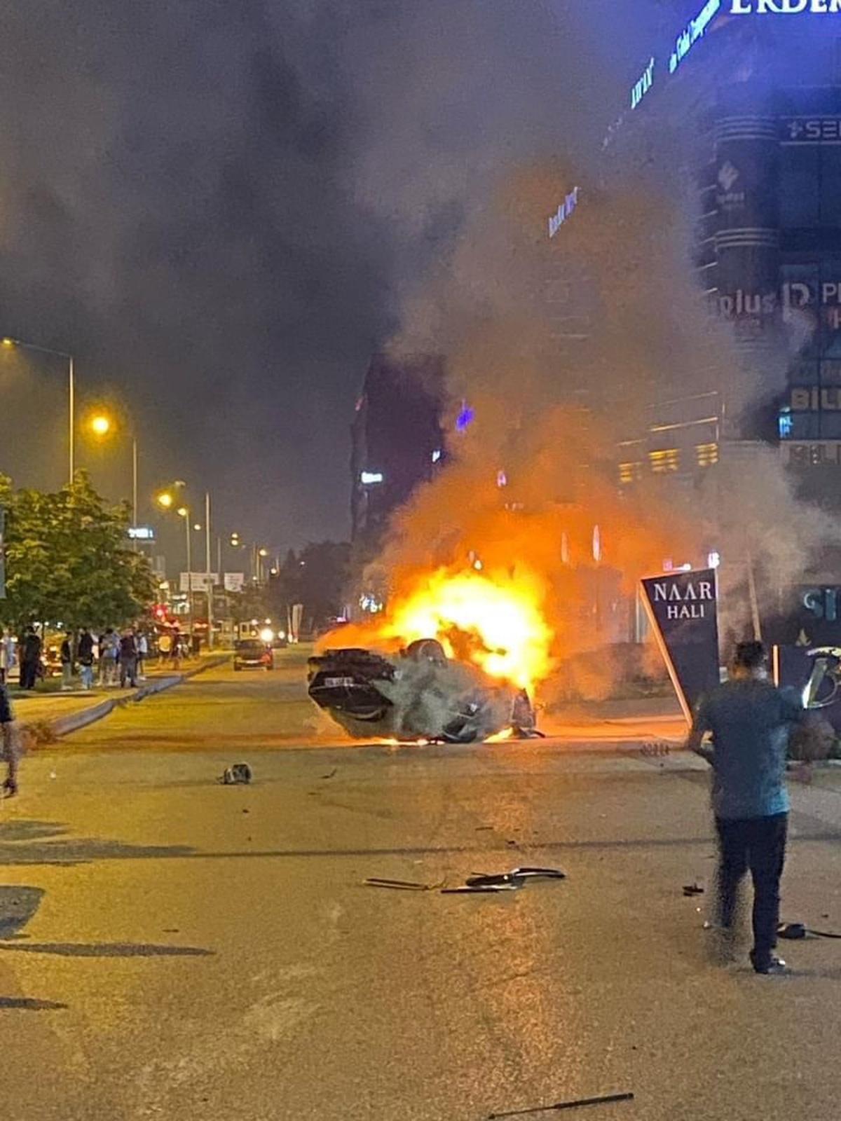 Bursa\'da Otomobil Takla Attı ve Yanarak Kullanılamaz Hale Geldi