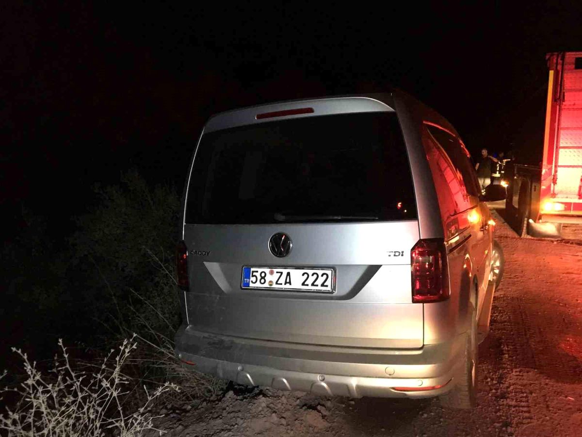 Kocaeli\'de kaza: Araç uçurumda asılı kaldı, sürücü ağır yaralandı