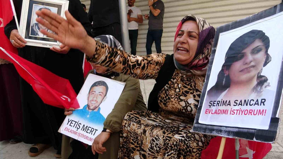 Van\'da terör örgütü PKK tarafından çocukları dağa kaçırılan ailelerin evlat nöbeti devam ediyor