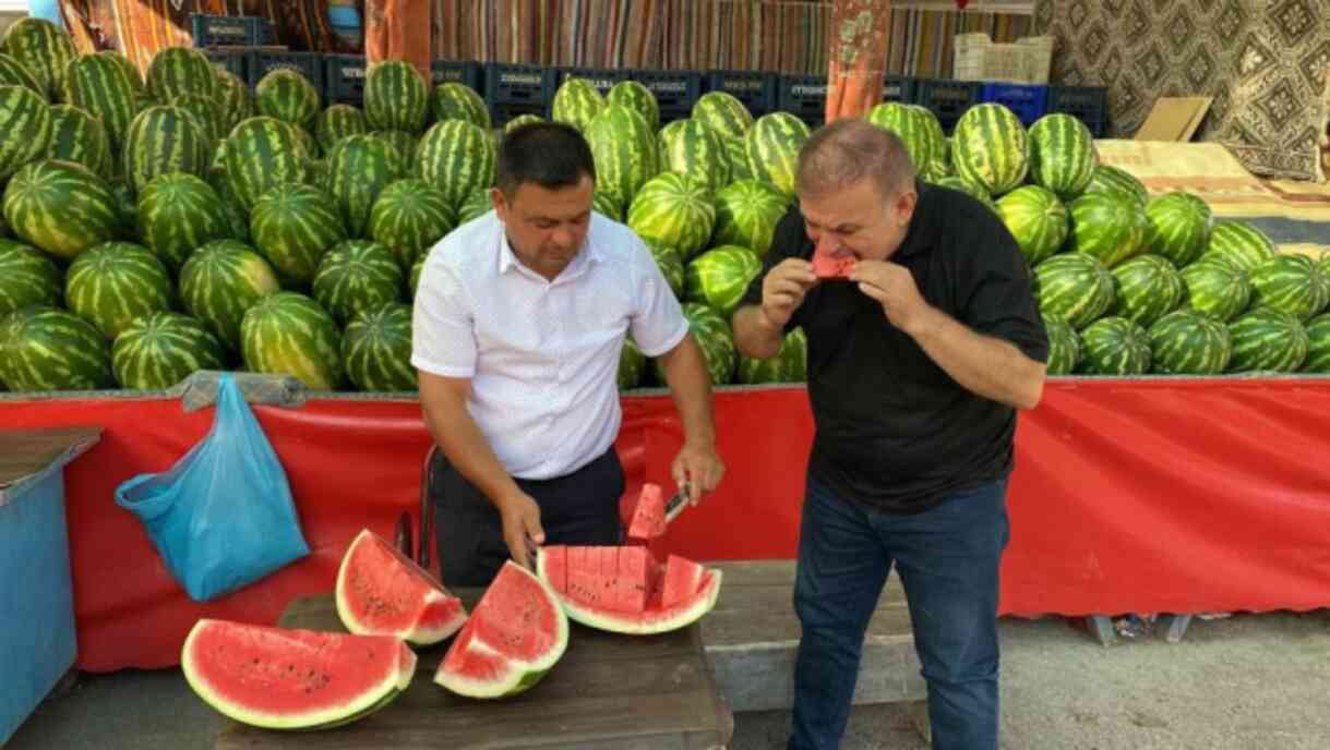 Verim yüksek çıkınca 17 ton karpuzu ücretsiz dağıttı