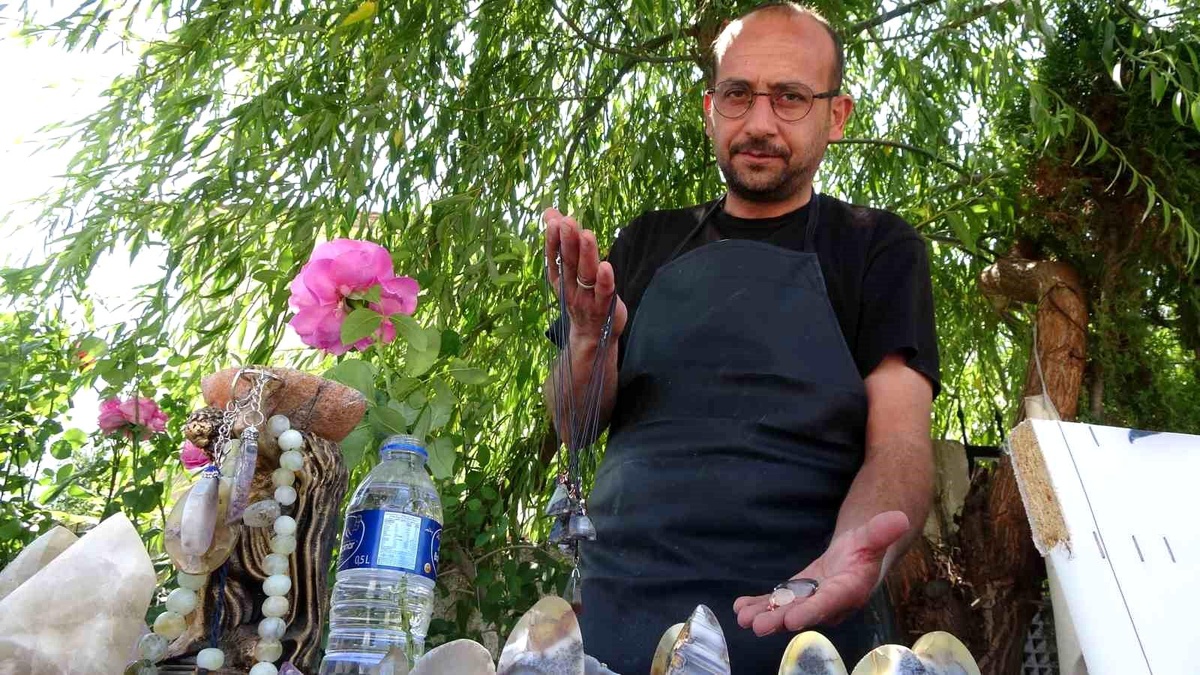 Yozgat\'ta Esnafın Yeni Mesleği: Doğadan Topladığı Taşları Takıya Dönüştürüyor